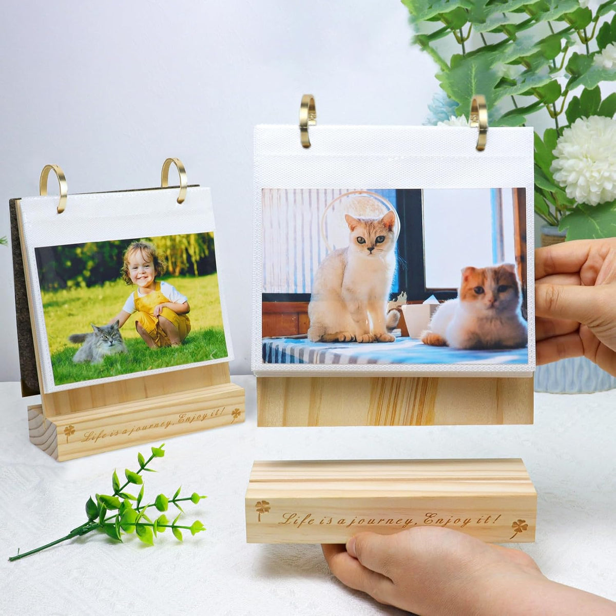 ZEEYUAN 60 Pockets of 4x6 Flip Photo Album on Stand Wooden 4x6 Photo Frame Desktop Photo Album