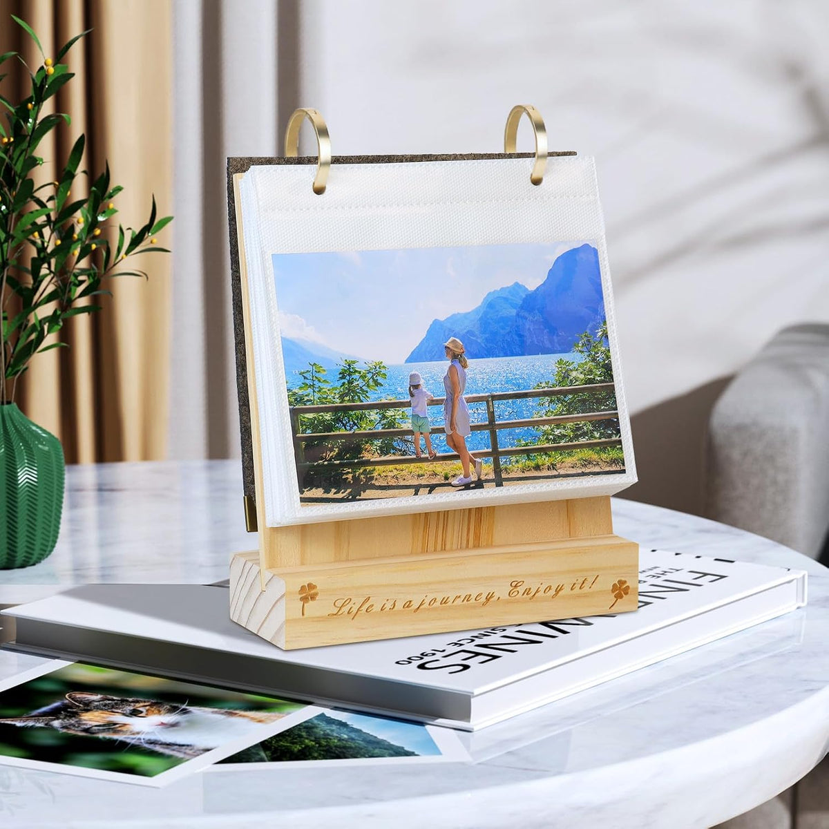 ZEEYUAN 60 Pockets of 4x6 Flip Photo Album on Stand Wooden 4x6 Photo Frame Desktop Photo Album